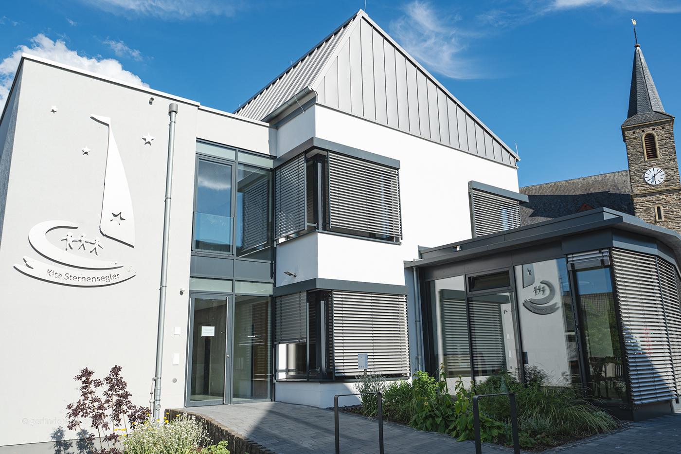 Straßenansicht des Gebäudes