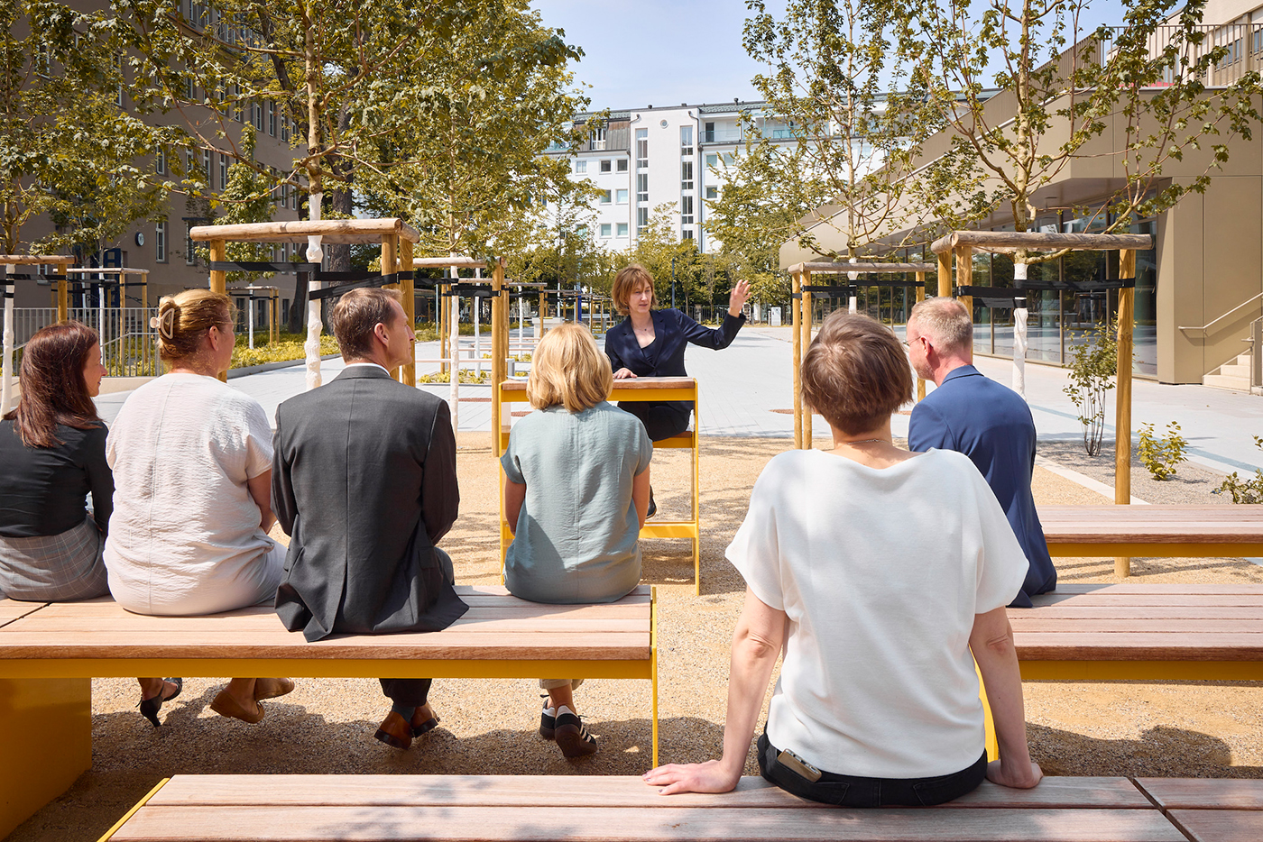 Kleine Gruppe auf dem Campus
