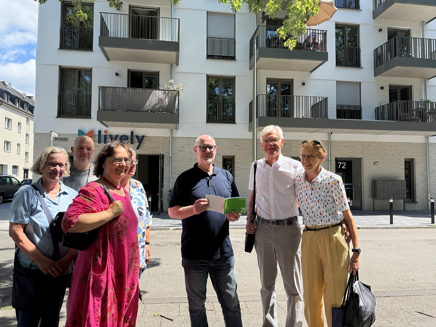 Besuchergruppe vor dem Haus