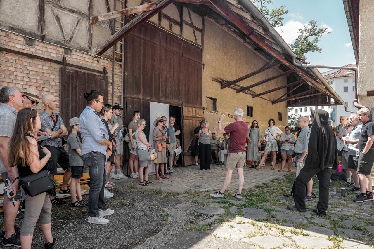 Gruppe auf einem alten, ländlichen Hof