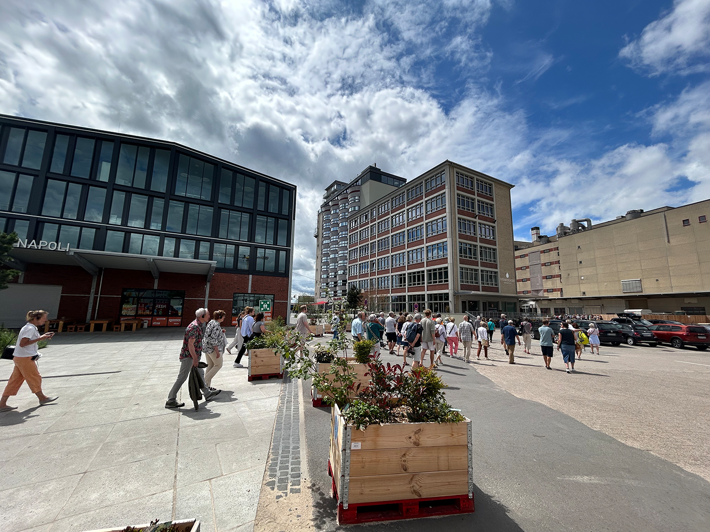 Besucher im Quartier unterwegs