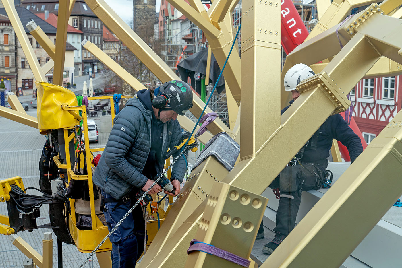 Handwerker arbeiten an Vierkantrohren für das Archiv der Zukunft