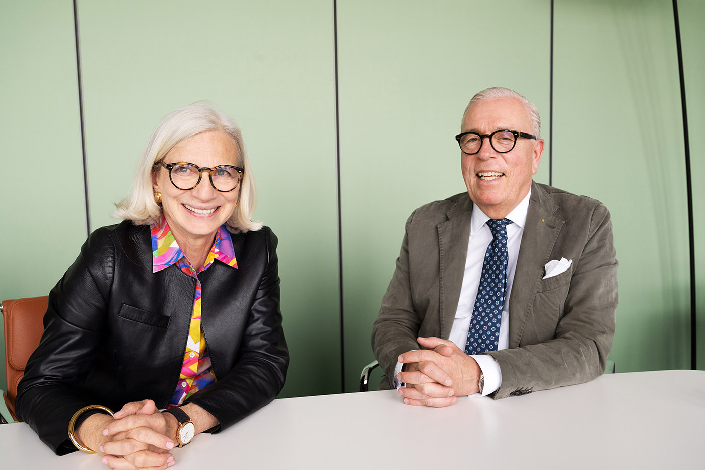 Andrea Gebhard und Klaus Reinhardt vor grüner Wand