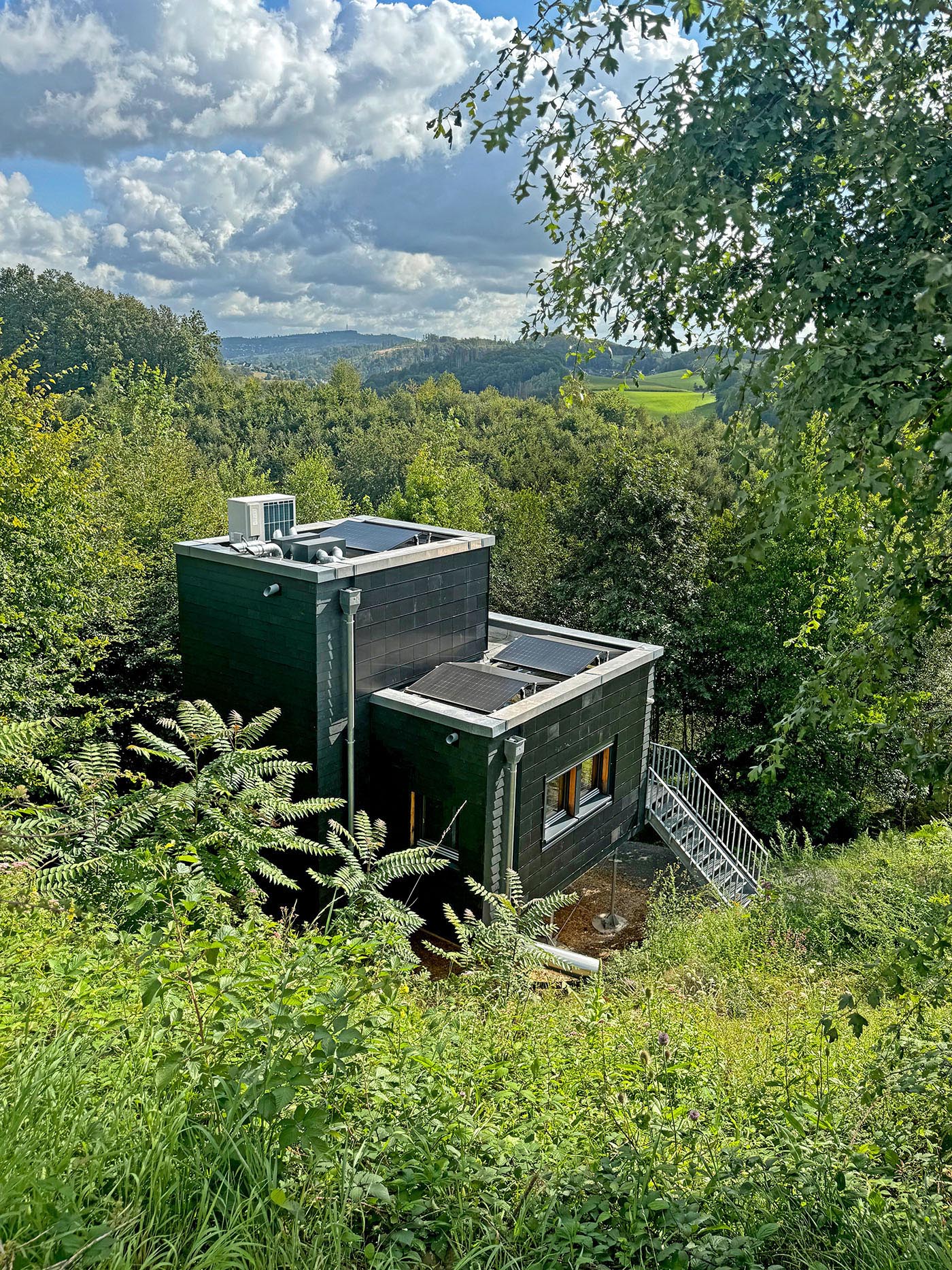 Modellhaus mit Fassade aus schwarzen Solarziegeln