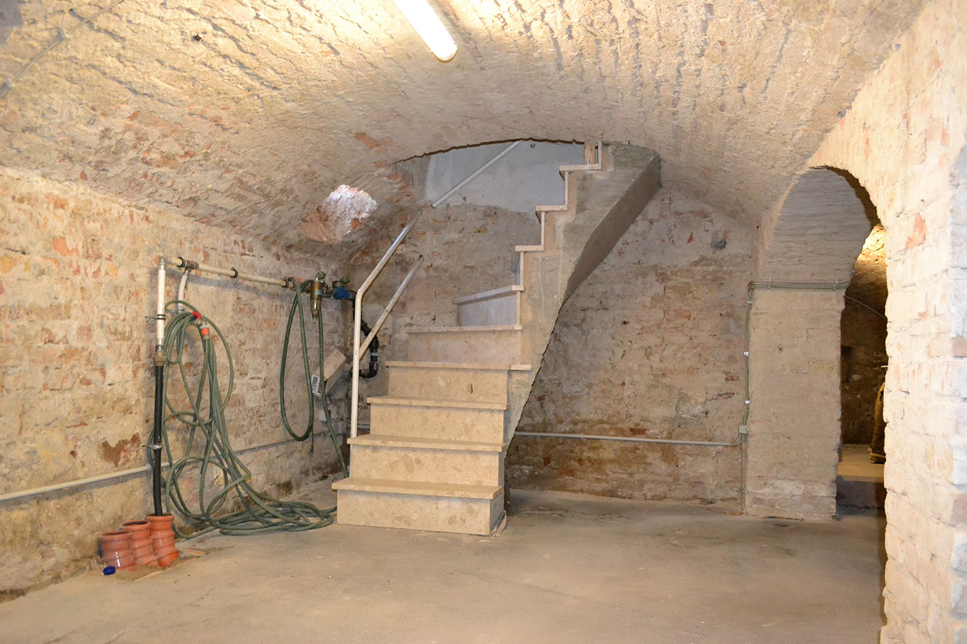 Keller mit Wänden aus sandfarbenem Stein