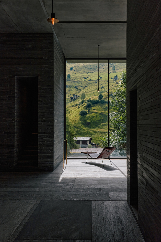 Die Therme Vals mit Blick durch eine Glasfront hinaus in die Natur