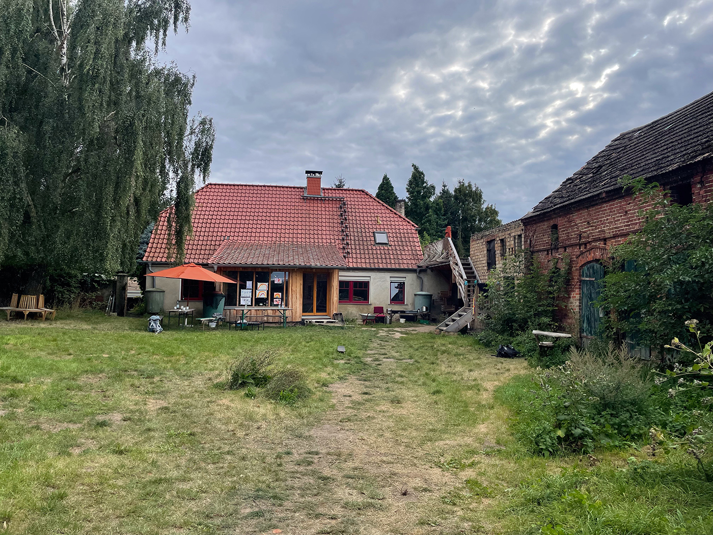 Hof des Projekts Solile mit den Häusern in Hintergrund