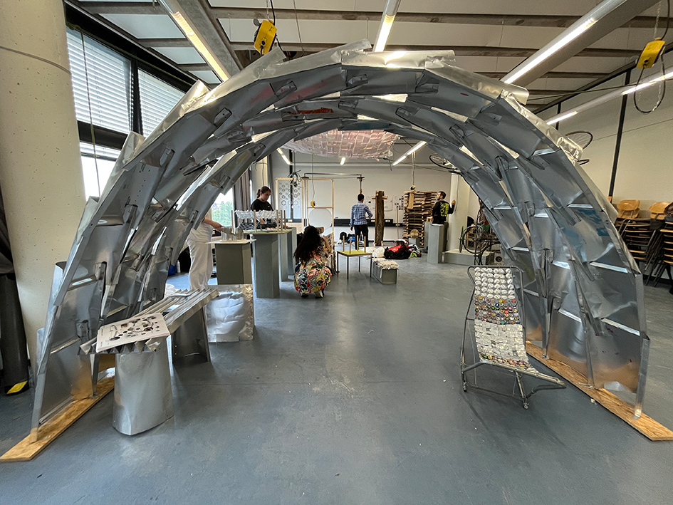 Bogen aus Offset-Druckplatten im Werkraum