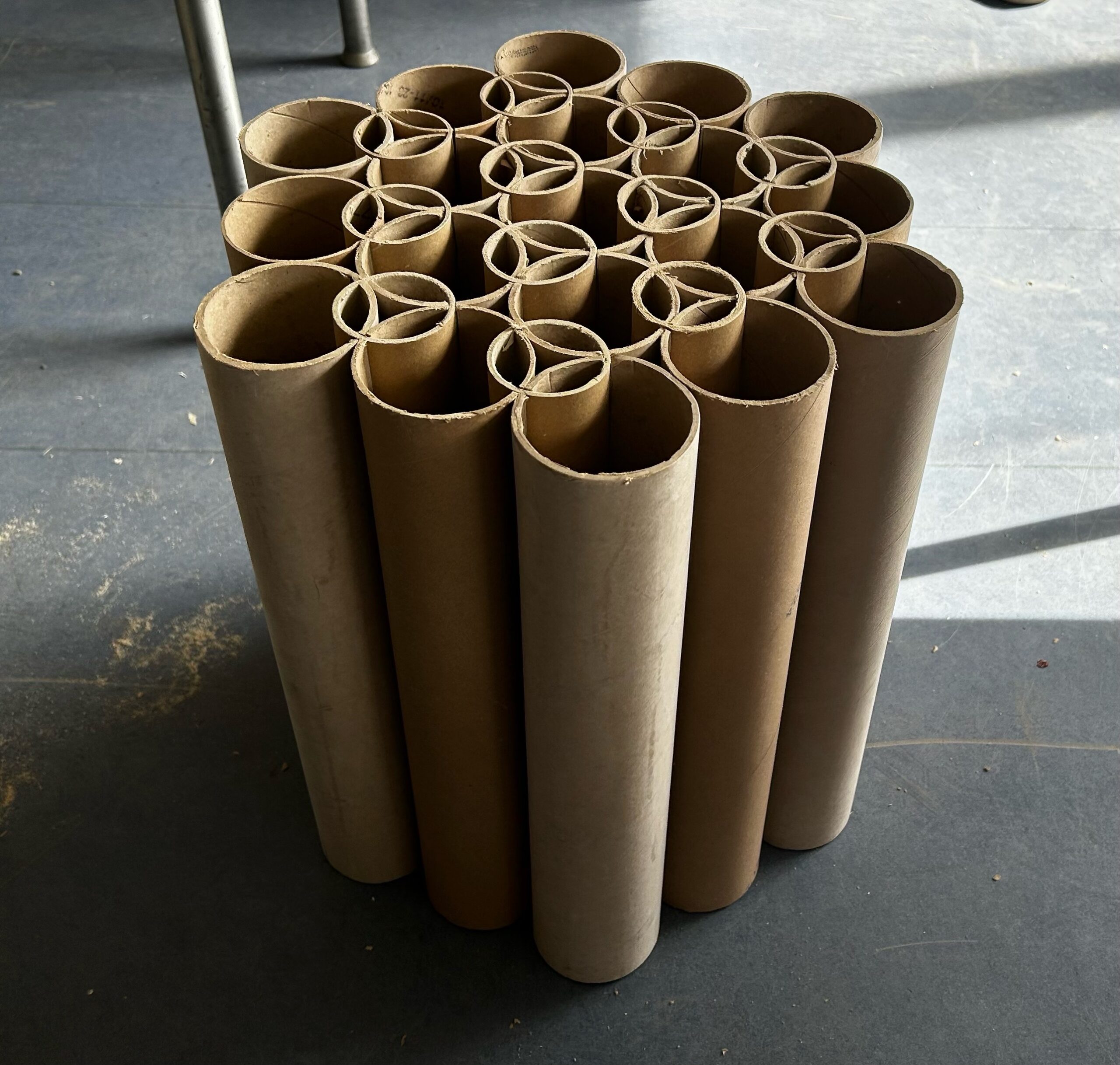 Zu einer Säule verschachtelte Plotterrollen