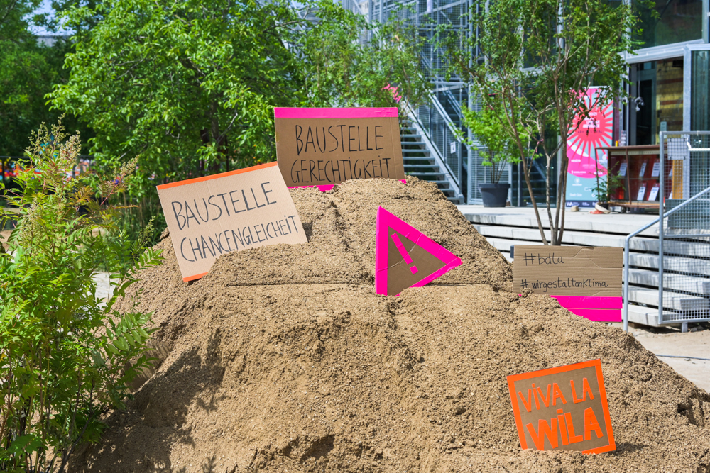 Sandhaufen mit To-do-Schildern