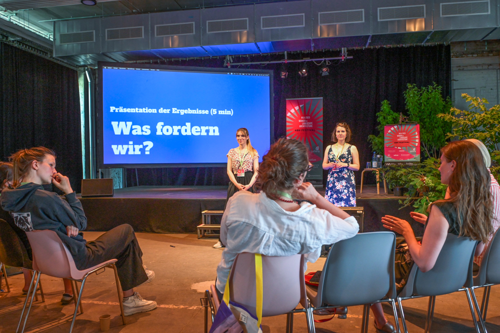 Die Teilnehmerinnen im Stuhlkreis