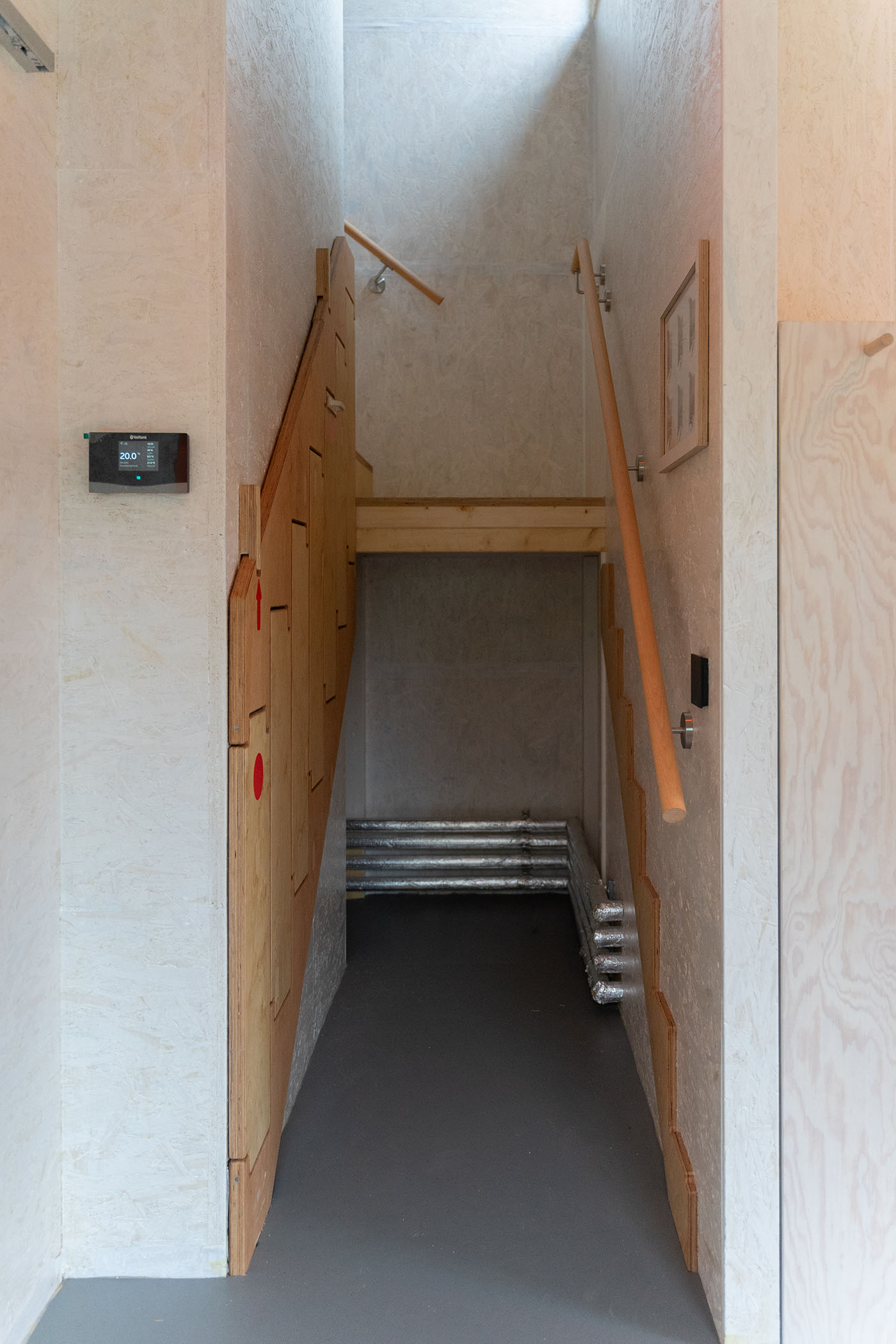 Flur mit weggeklappter Holztreppe