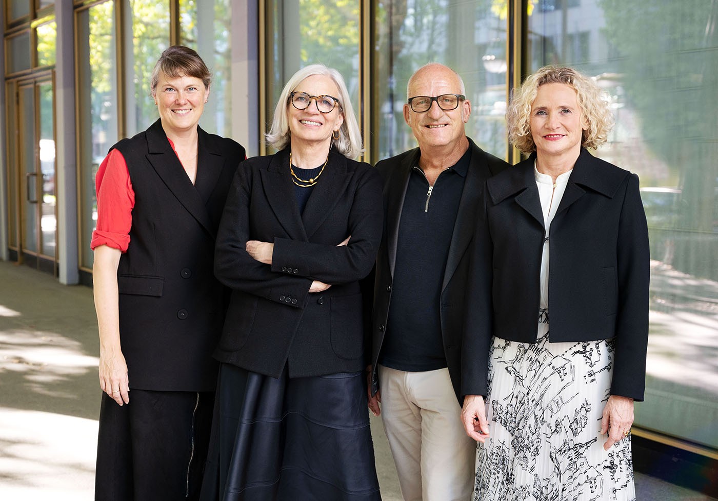 Auf dem Foto ist das neue Präsidium der Bundesarchitektenkammer zu sehen. Es handelt sich um Wiebke Ahues, Andrea Gebhard, Stephan Weber und Evelin Lux.