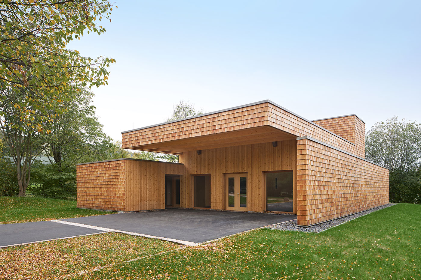 Aussegnungshalle mit Holzfassade