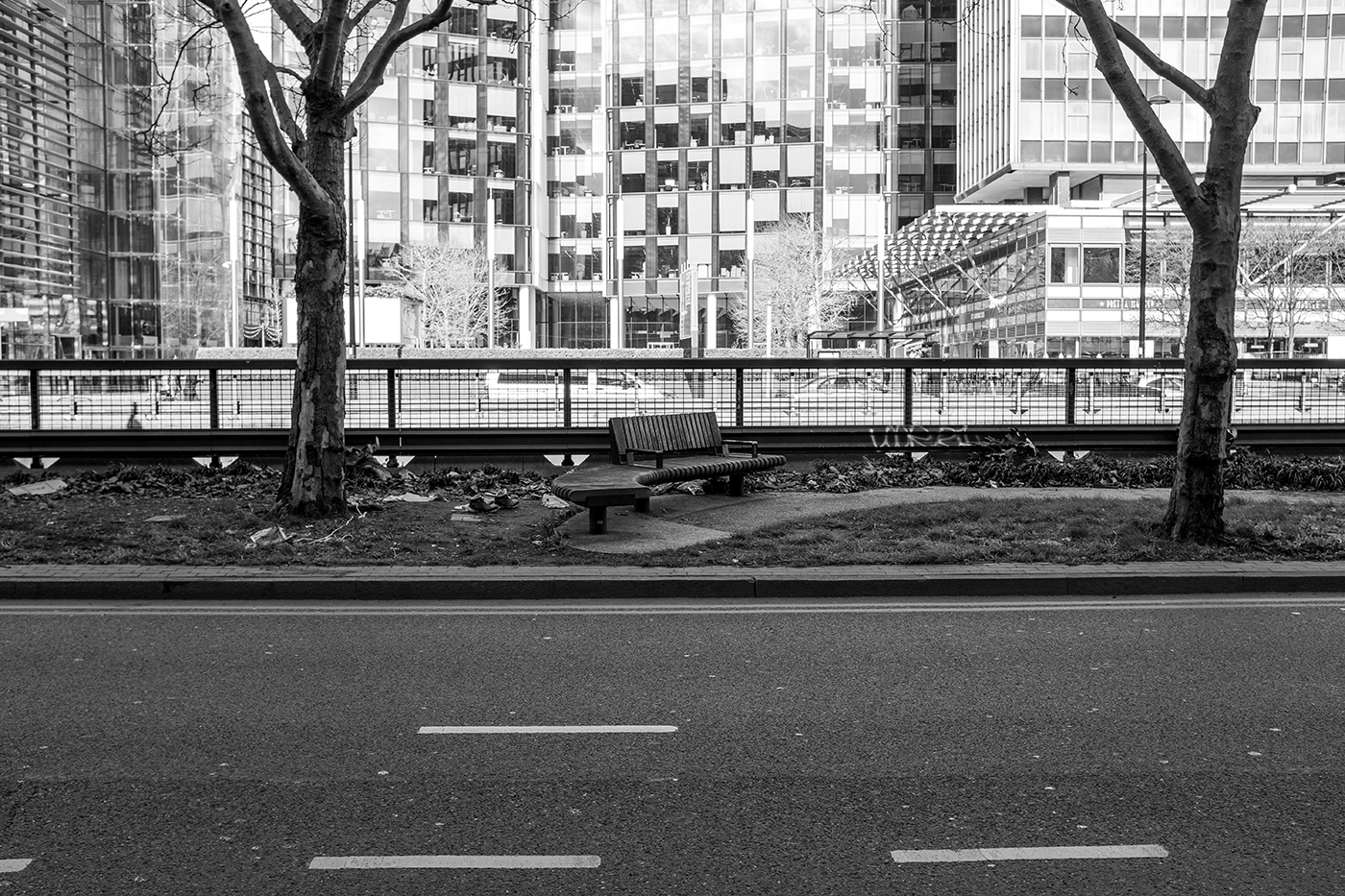 Sitzbank direkt an einer Straße