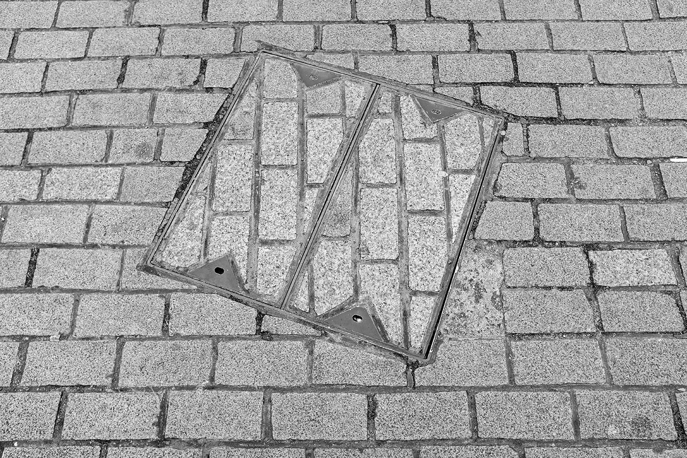 Schräg verbauter Schachtdeckel