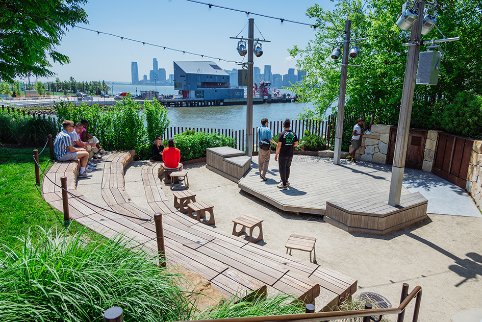 Eine kleine Theaterbühne in einer New Yorker Grünanlage