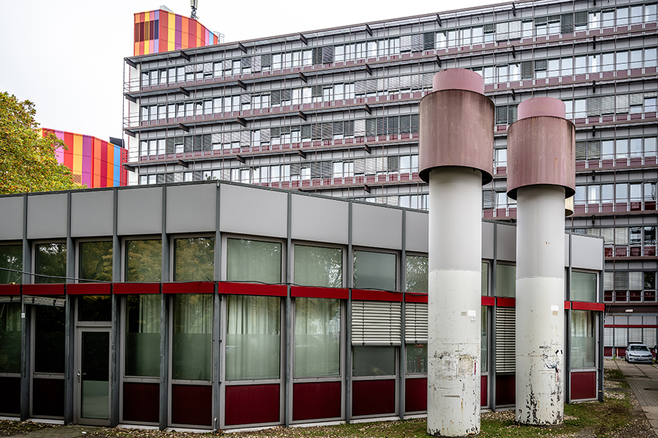 Der Gebäuderiegel R12R hinter einem Flachbau